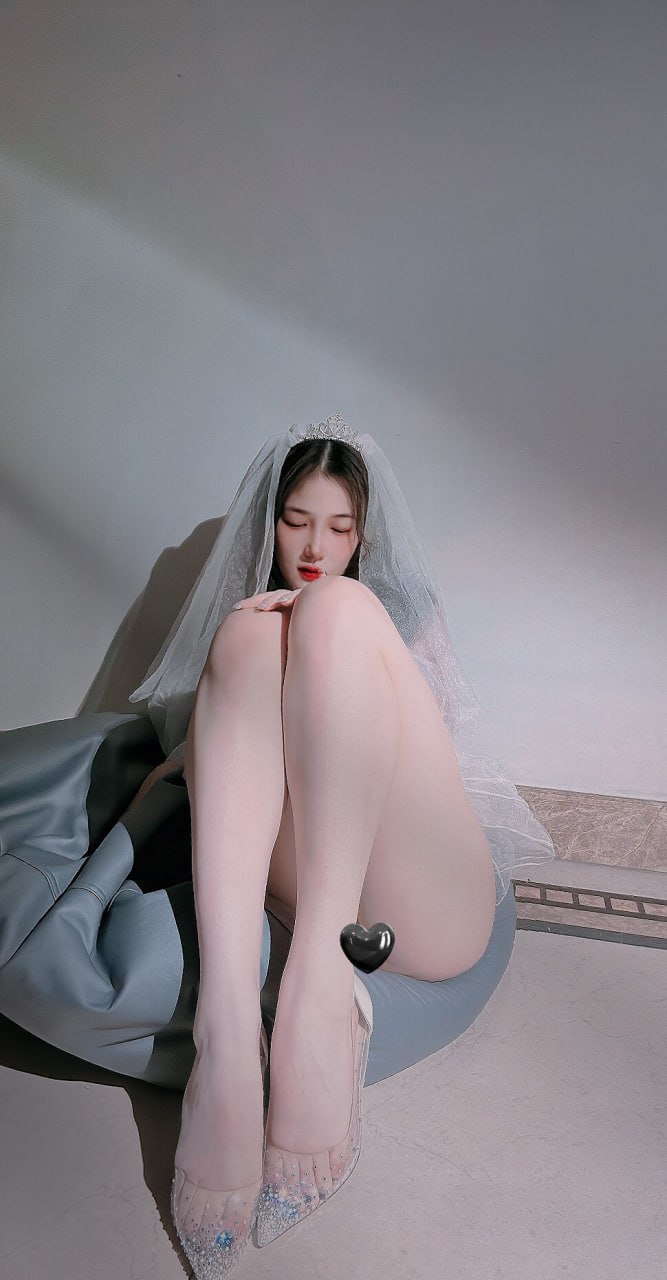 抖音120W分 #可可西Yyy 微密圈No.004期 纯情婚纱下的Rq[26P+7V 163.4M] - 写真摄影作品集封面，共24张照片