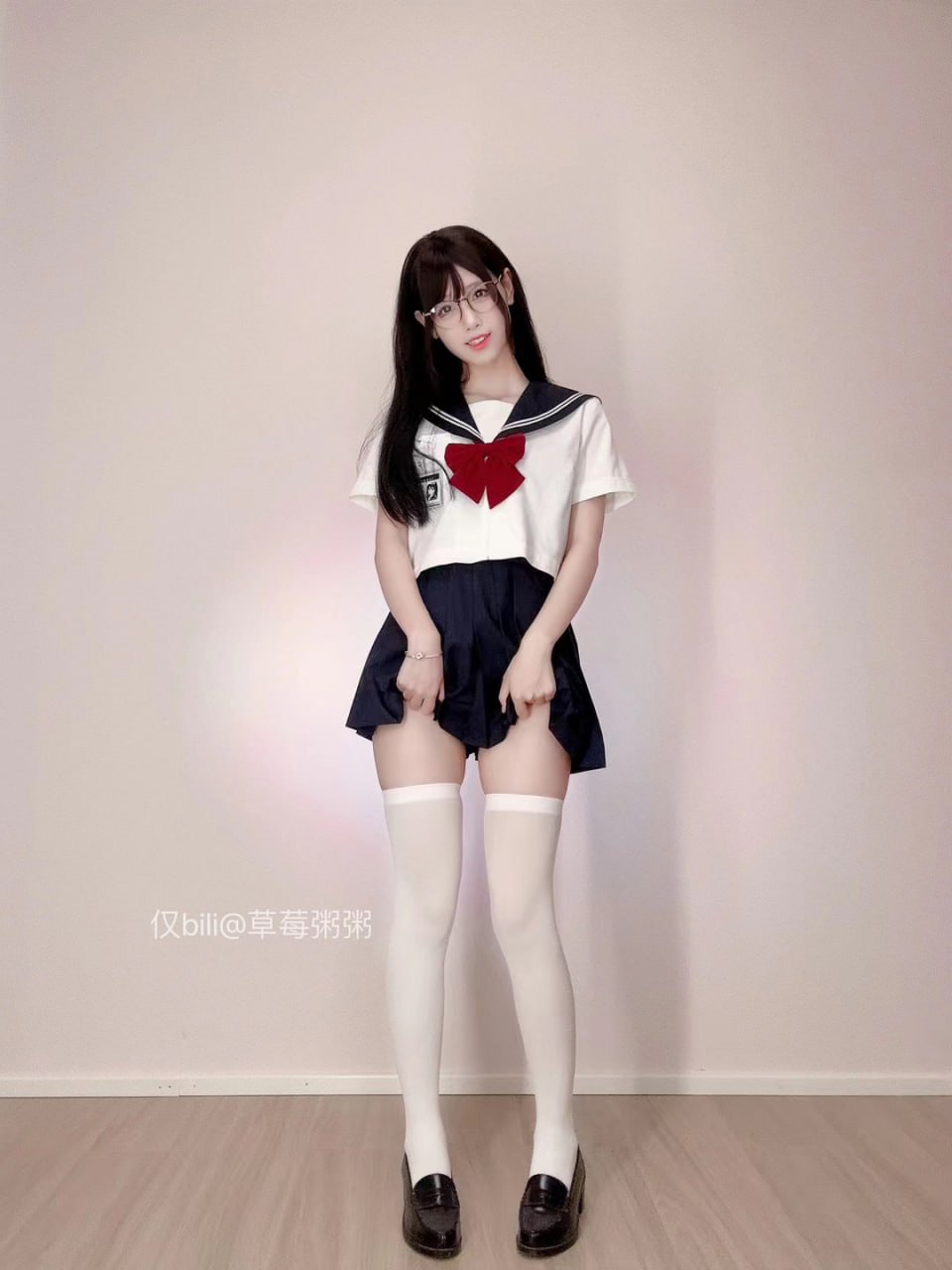 #十万口草莓粥粥 B站No.055期 白丝水手少女【18P】 - 写真摄影作品集封面，共18张照片