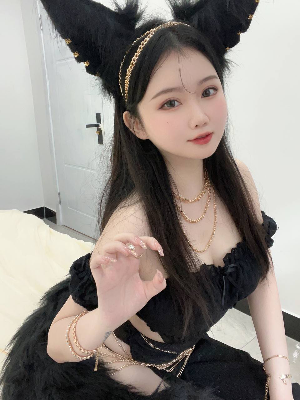#是依酱呀 依酱 – 黑狼 [34P,2V 134Mb] 标签🏷️#情趣 #肥臀 #巨乳 - 写真摄影作品第65张照片，photo 28289