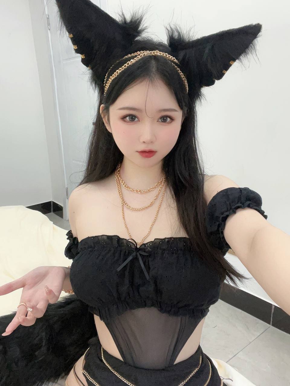 #是依酱呀 依酱 – 黑狼 [34P,2V 134Mb] 标签🏷️#情趣 #肥臀 #巨乳 - 写真摄影作品第63张照片，photo 28297