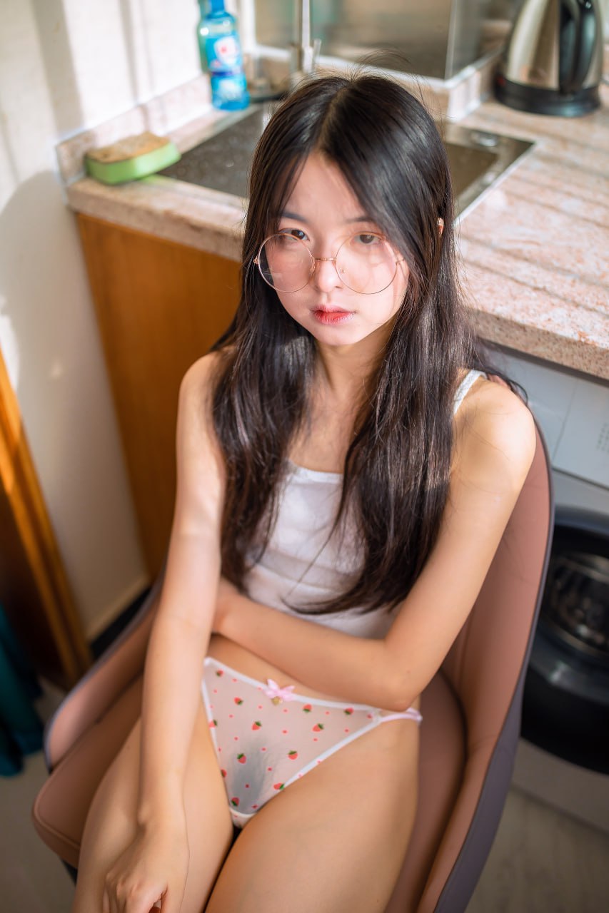 #林书辞   下午时光 标签🏷#眼镜 #粉嫩 #美腿 - 写真摄影作品第50张照片，photo 43410