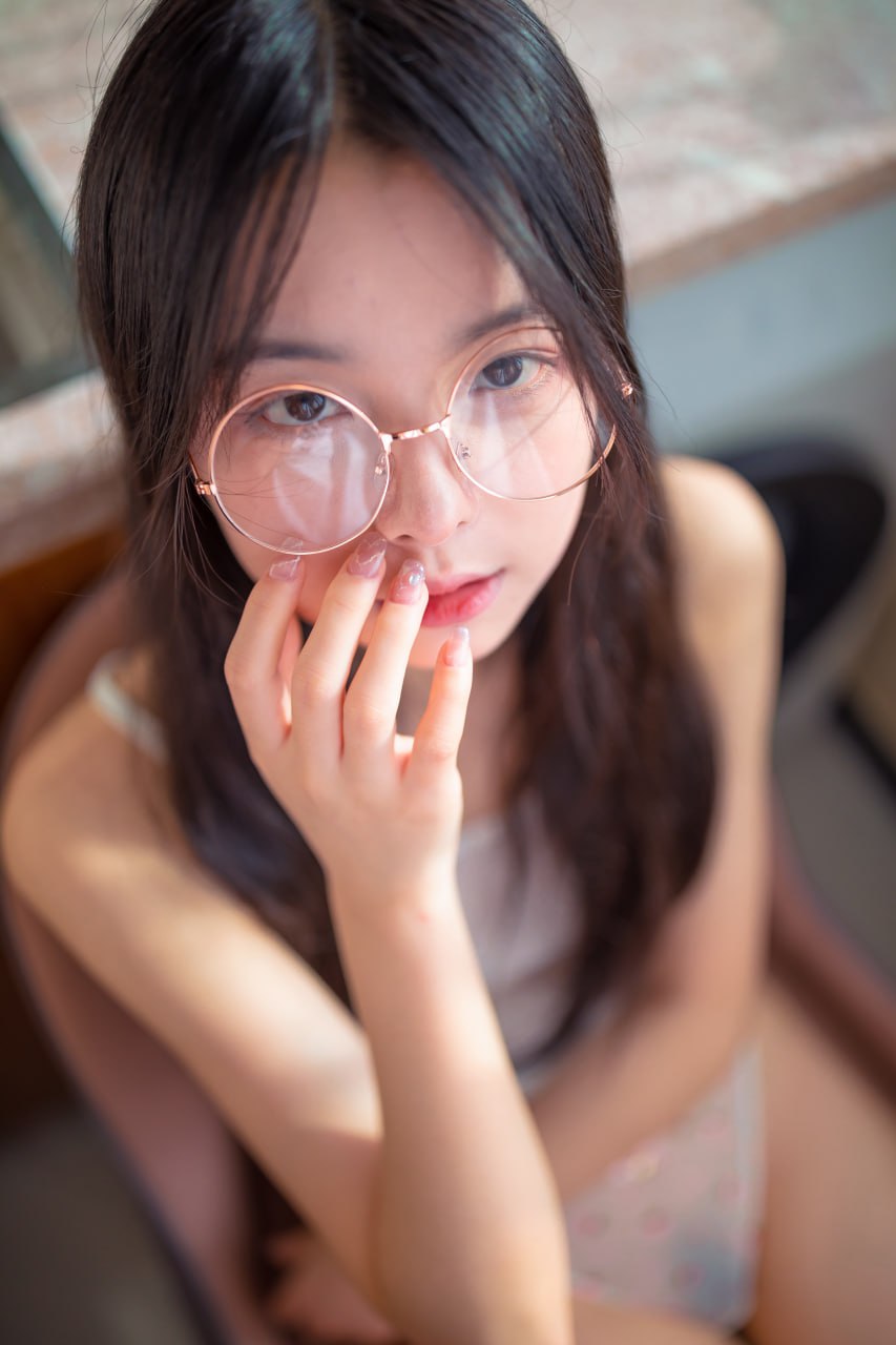 #林书辞   下午时光 标签🏷#眼镜 #粉嫩 #美腿 - 写真摄影作品第49张照片，photo 43411