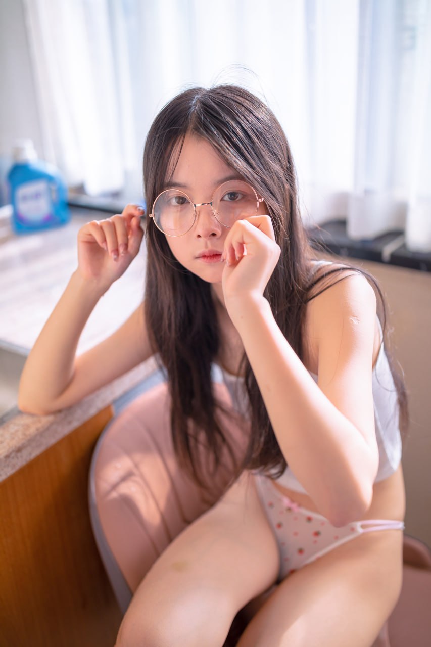 #林书辞   下午时光 标签🏷#眼镜 #粉嫩 #美腿 - 写真摄影作品第47张照片，photo 43412