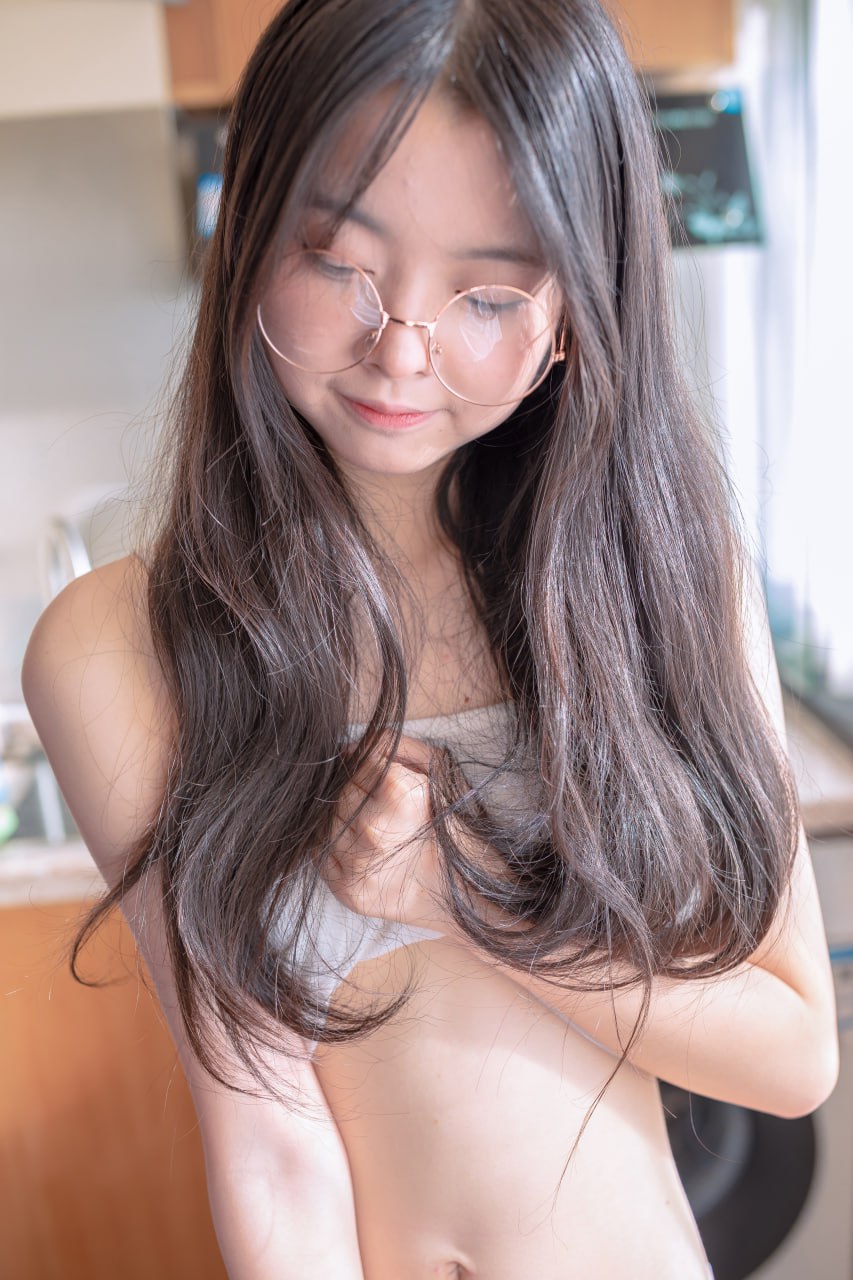 #林书辞   下午时光 标签🏷#眼镜 #粉嫩 #美腿 - 写真摄影作品第26张照片，photo 43434