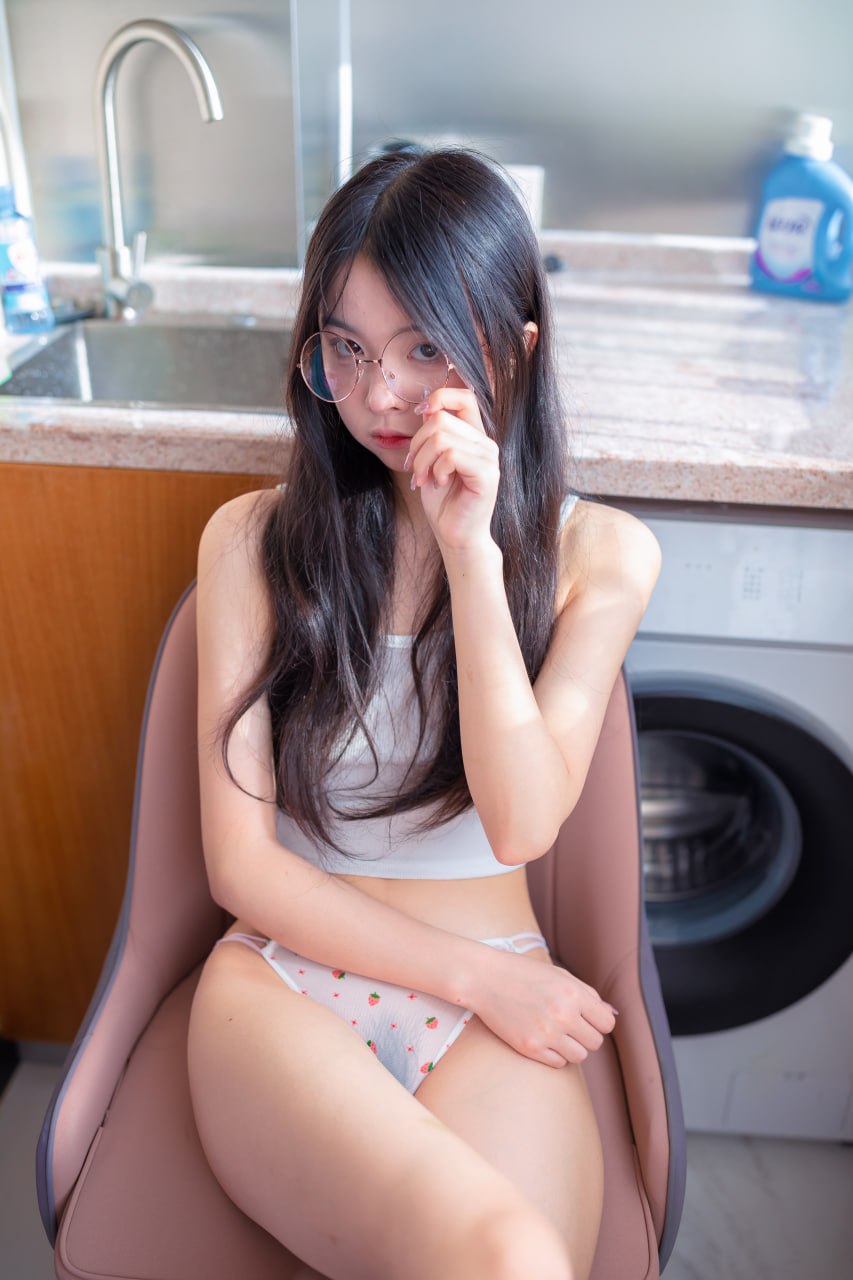 #林书辞   下午时光 标签🏷#眼镜 #粉嫩 #美腿 - 写真摄影作品第10张照片，photo 43453