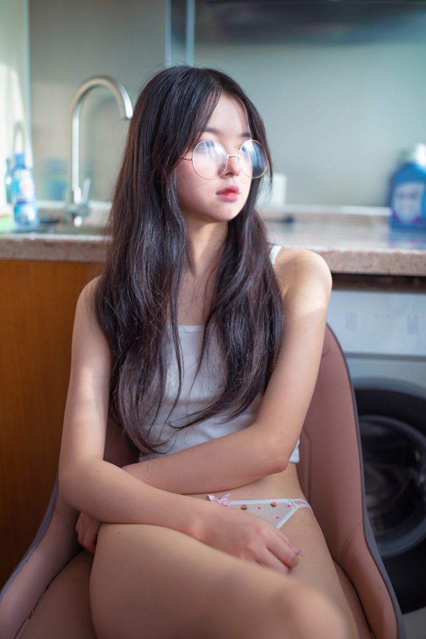 #林书辞   下午时光 标签🏷#眼镜 #粉嫩 #美腿 - 写真摄影作品第6张照片，photo 43454