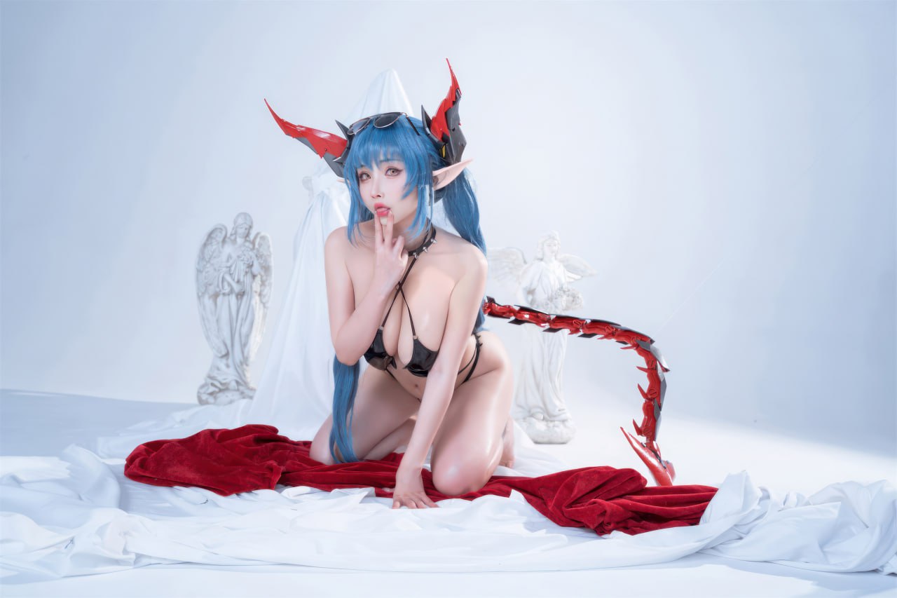#凉凉子   碧蓝航线 雷根斯堡 标签🏷#玉足 #粉嫩 #美臀 - 写真摄影作品第80张照片，photo 43491