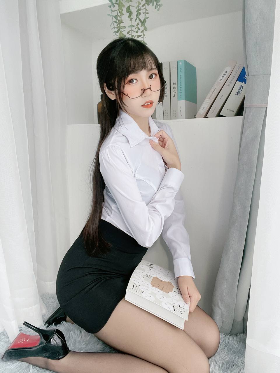 #不呆猫 黑丝包臀Ol [24P,5V 908Mb] 标签🏷️#黑丝 #足控 #爆乳 - 写真摄影作品第23张照片，photo 30019