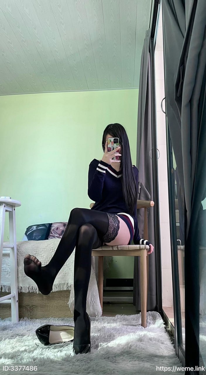 抖音200W粉 #小椒 微密圈No.011期 长筒厚黑袜【19P】 - 写真摄影作品第3张照片，photo 137930