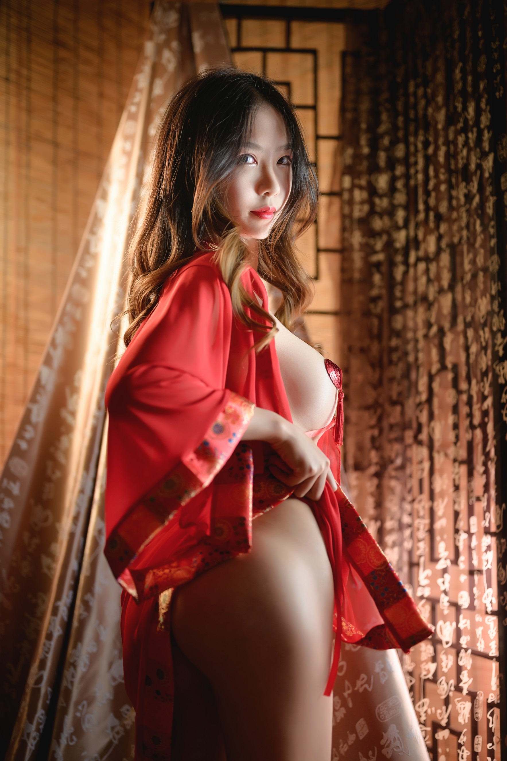 抖娘利世 - 红肚兜 - 写真摄影作品第24张照片，68ca2e009a725ca90a72c