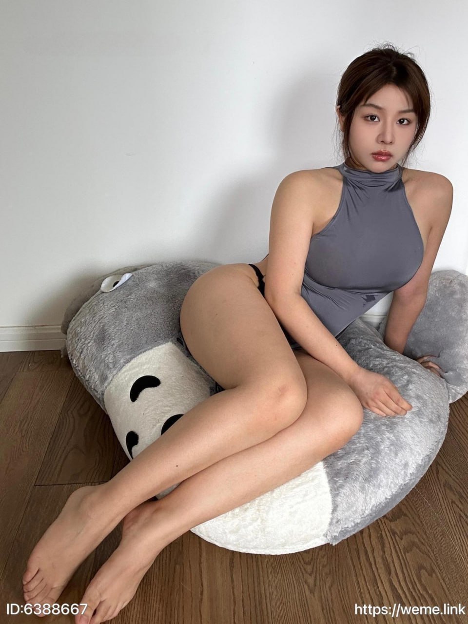 抖音72W粉 #月球造梦家 微密圈No.010期 红底高跟少妇【13P+V】 - 写真摄影作品第4张照片，photo 139208