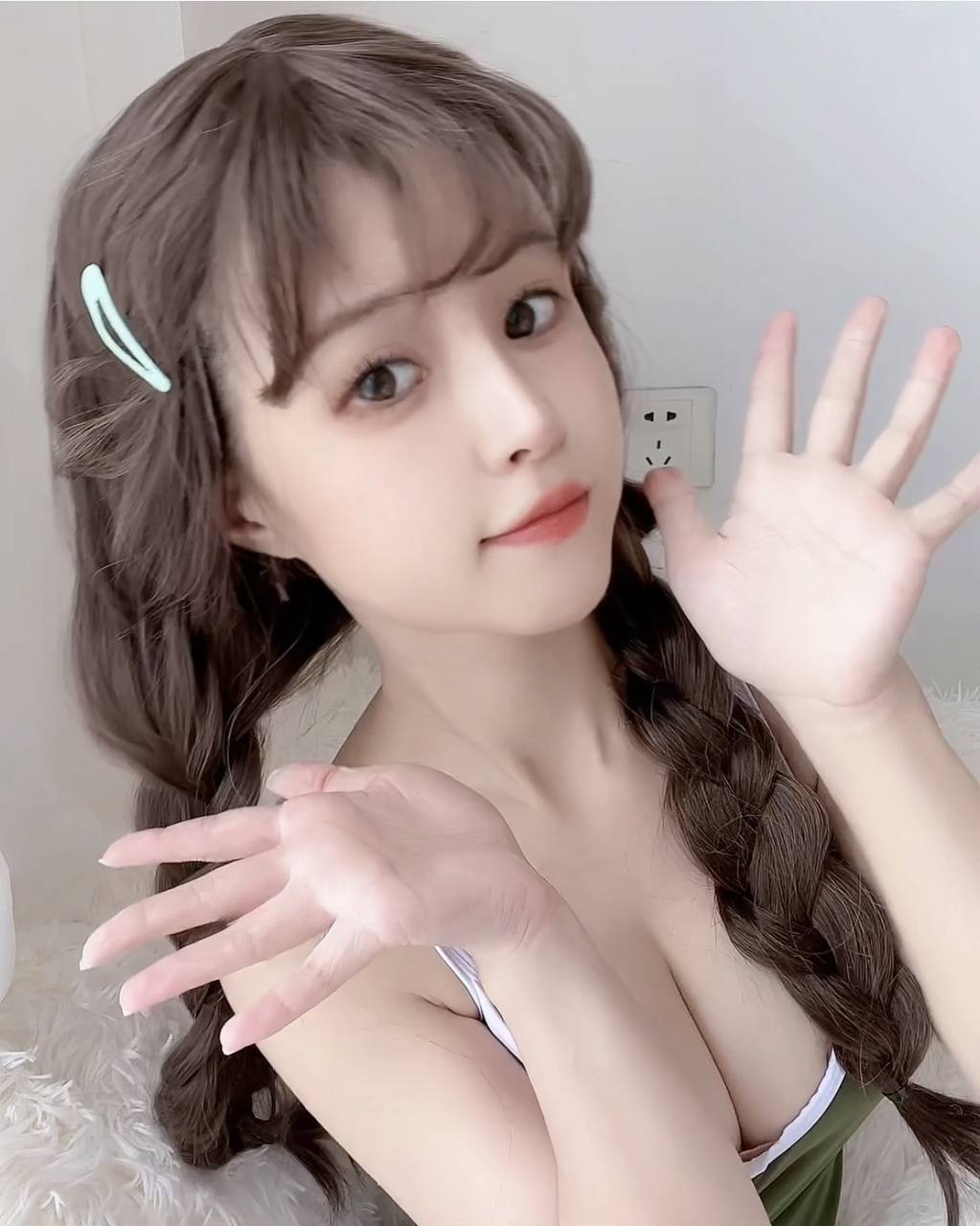 #晕崽Zz 晕崽Zz – 绿 [50P,1V 405Mb] 标签🏷️#自撮 #死库水 #巨乳 - 写真摄影作品第36张照片，photo 34338