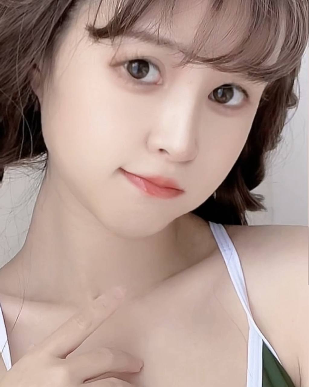 #晕崽Zz 晕崽Zz – 绿 [50P,1V 405Mb] 标签🏷️#自撮 #死库水 #巨乳 - 写真摄影作品第9张照片，photo 34361