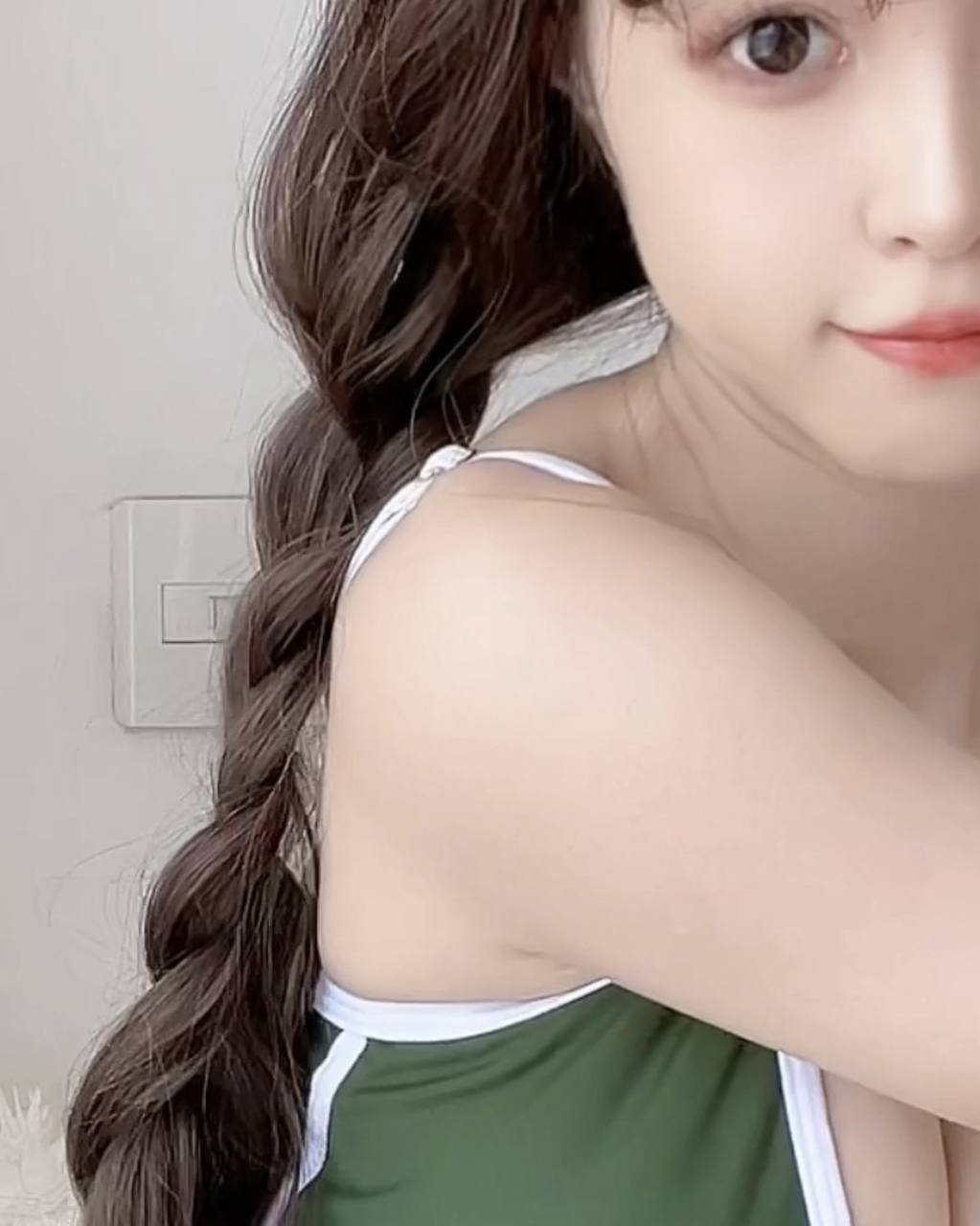 #晕崽Zz 晕崽Zz – 绿 [50P,1V 405Mb] 标签🏷️#自撮 #死库水 #巨乳 - 写真摄影作品第10张照片，photo 34362