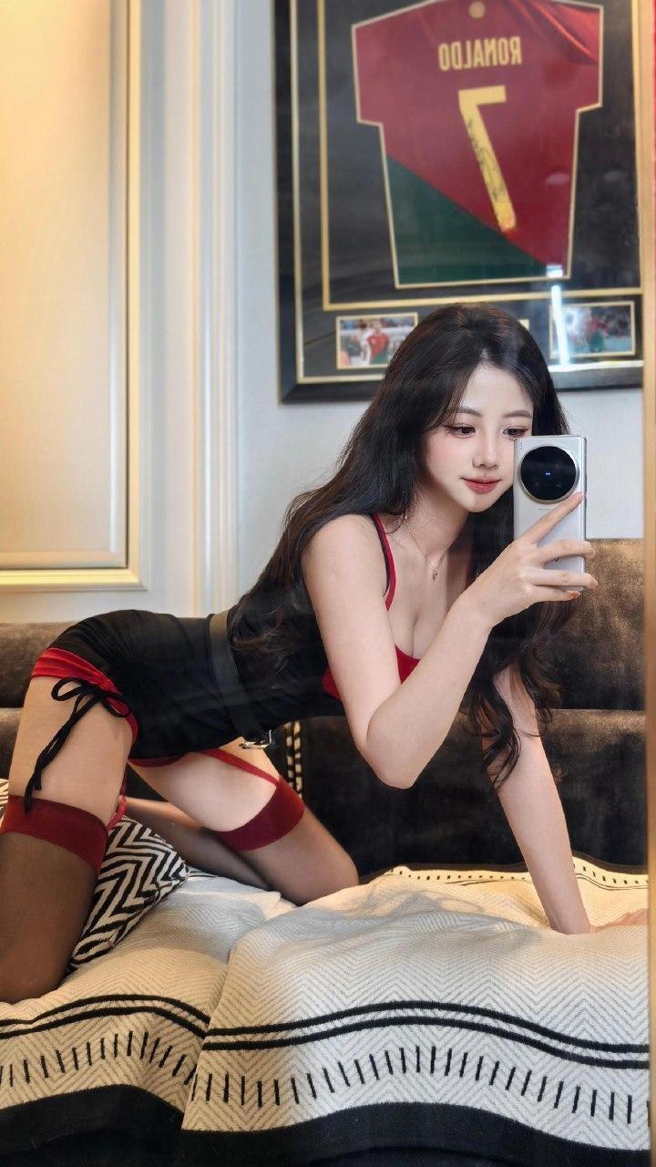 抖音630W粉 #刘二萌 微密圈No.010期 吊带黑丝女郎【12P】 - 写真摄影作品第11张照片，photo 139305