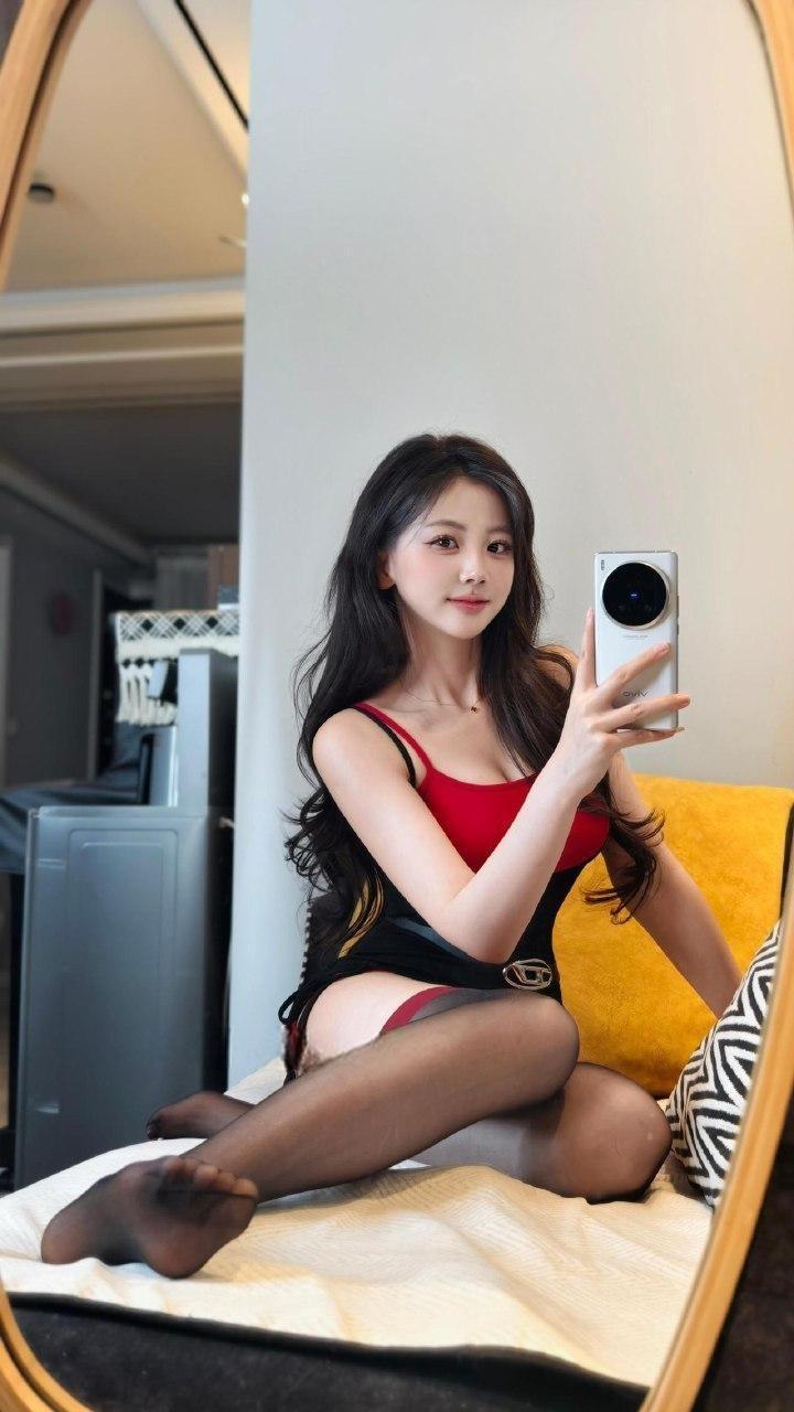 抖音630W粉 #刘二萌 微密圈No.010期 吊带黑丝女郎【12P】 - 写真摄影作品第2张照片，photo 139315