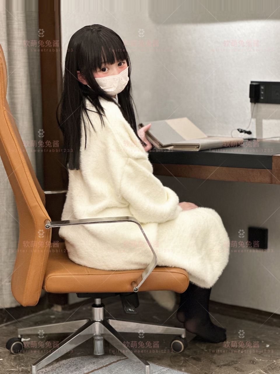 软萌兔兔酱 - 反差秘书 - 写真摄影作品第26张照片，81ec62c2214134877628b